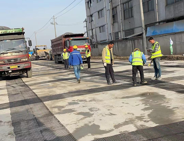 南溪老材料的新故事：玻璃纤维土工格栅如何在‘白改黑’浪潮中重获新生？
